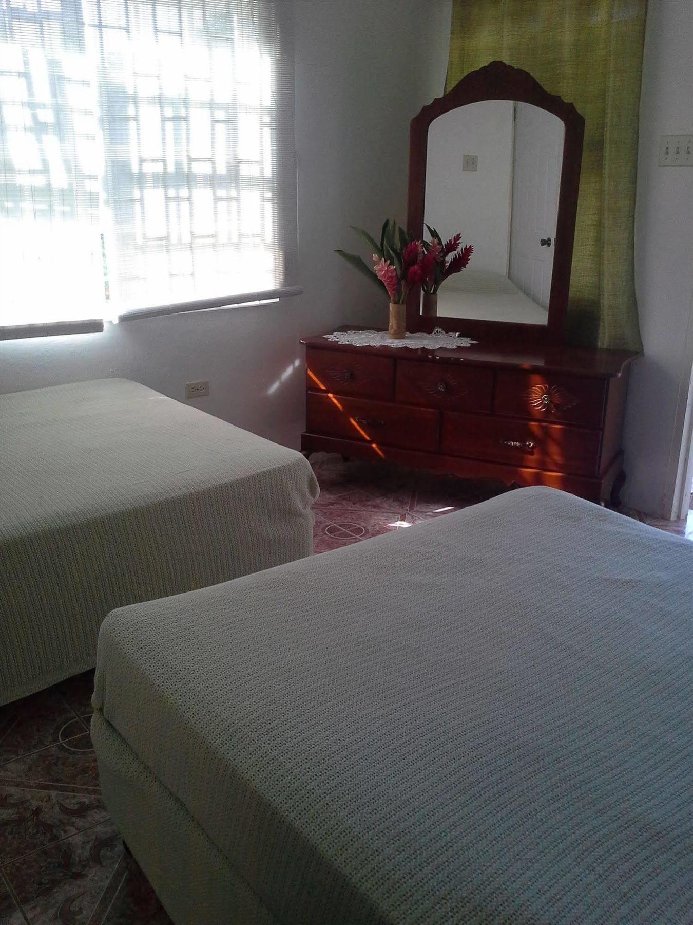 Polish Princess Guest House Port Antonio Esterno foto
